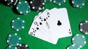 Analisis dan taruhan strategis Pemain menganalisis strategi taruhan Texas Poker di meja juragangame